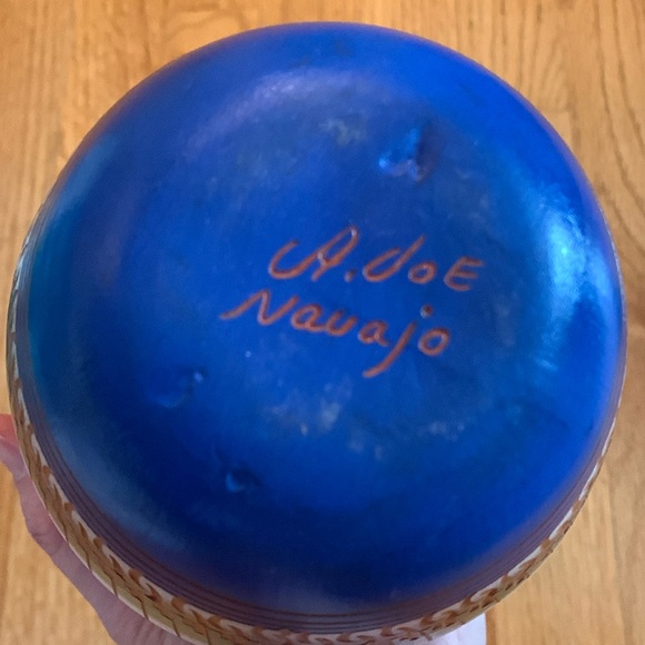 Navajo signed A. Doe 6” tall vase in like new condition vintage 80’s? - Picture 5 of 6